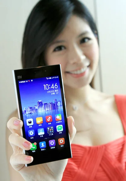Model Shows Xiaomi Mi3 Smartphone Chinese Mobile Phone Maker Xiaomi — Stock Photo, Image