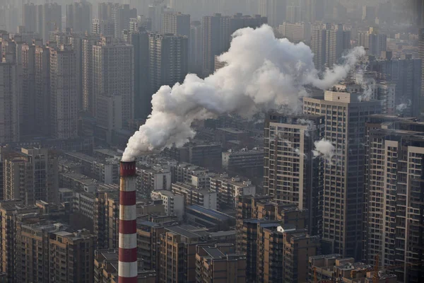 Dym Jest Odprowadzany Komina Obok Klastra Wieżowców Mieszkalnych Budynki Mieszkalne — Zdjęcie stockowe