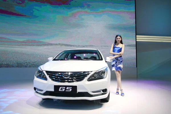 Модель Позирует Byd Время Пекинской Международной Автомобильной Выставки Известной Auto — стоковое фото
