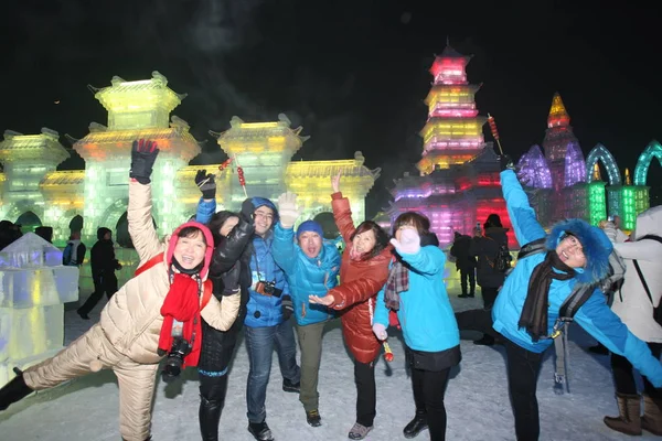 Visitors Pose Photos Front Ice Sculptures 30Th Harbin International Ice — Stock Photo, Image