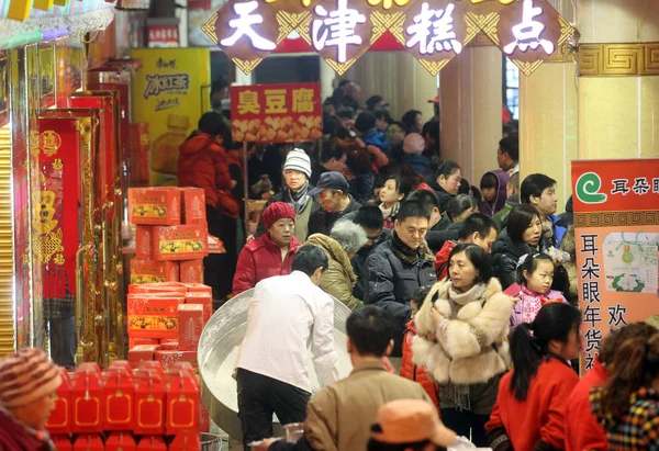 中国の顧客は 中国の天津で中国の旧正月休暇や春節の間にフードフェアを混雑 2014 — ストック写真