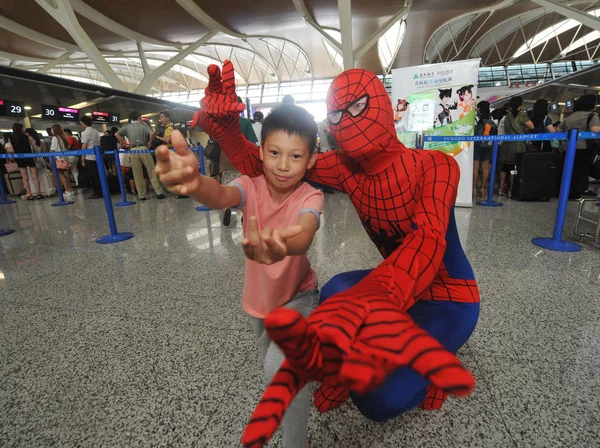 Člen Pozemního Personálu Spring Airlines Oblečený Spider Man Kostým Pózy — Stock fotografie