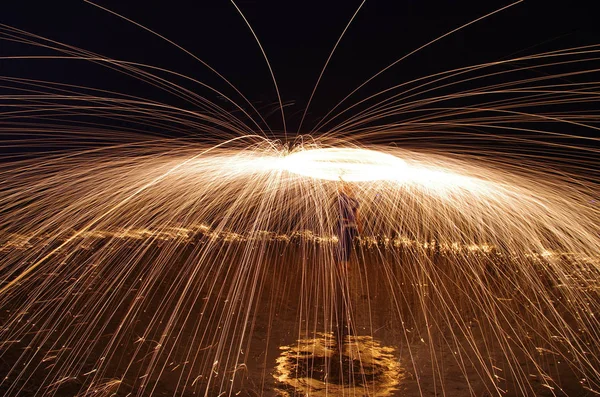 Esta Imagen Larga Exposición Turista Gira Fuegos Artificiales Para Chapotear — Foto de Stock