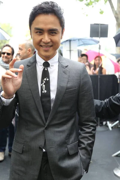 Tajwański Aktor Ming Dow Uśmiecha Się Jak Przybywa Pokaz Mody — Zdjęcie stockowe
