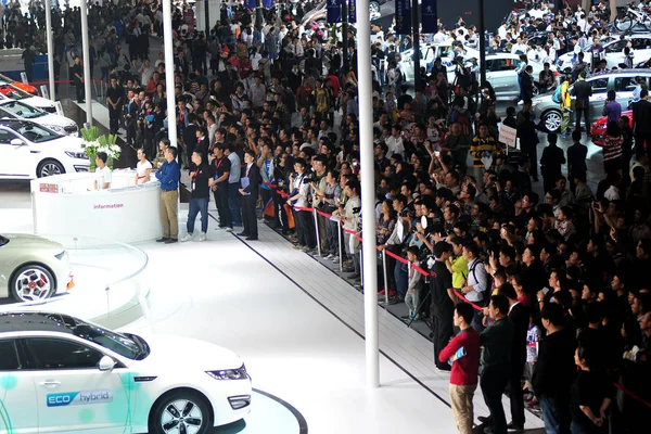 Multitud Visitantes Miran Coche Híbrido Otros Coches Stand Kia Motors — Foto de Stock