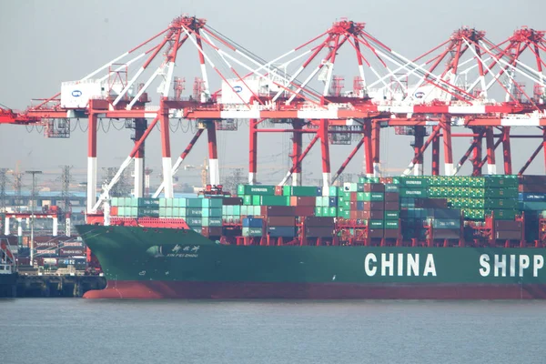 Een Containerschip Van China Shipping Ligplaatsen Aan Een Kade Shanghai — Stockfoto