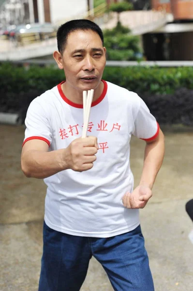 Xie Shuiping Who Makes Living Offering Himself Punching Bag Displays — 스톡 사진