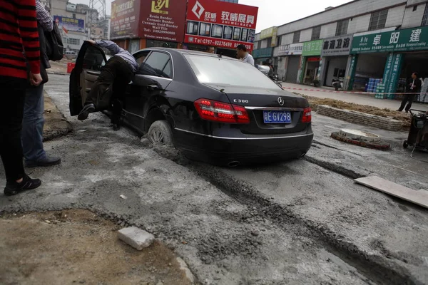 Coche Mercedes Benz Está Varado Cemento Solidificado Una Carretera Hormigón — Foto de Stock