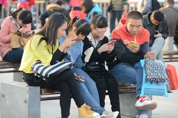 Chinesen Surfen Mit Ihren Smartphones Internet Der Stadt Taiyuan Der — Stockfoto
