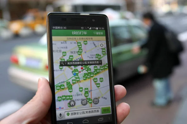 Ein Chinesischer Einwohner Nutzt Die Taxi Buchungs App Kuaidi Dache — Stockfoto