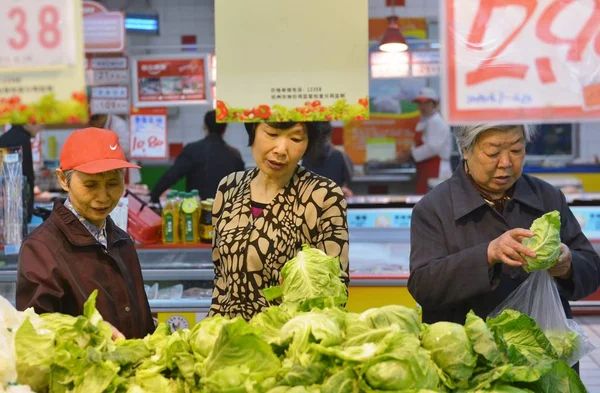 中国の顧客は杭州市のスーパーマーケットで野菜を買い物する 中国浙江省東部 2014年4月11日 — ストック写真