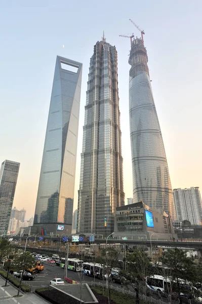 Los Vehículos Pasan Desde Derecha Por Torre Shanghai Construcción Torre — Foto de Stock