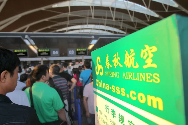 Passagiere Stehen Schlange Den Schaltern Der Spring Airlines Shanghai Pudong — Stockfoto