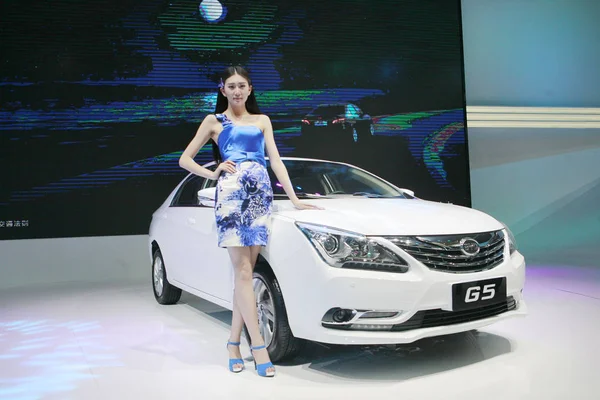Modelo Posa Com Byd Durante 13Th Beijing International Automotive Exhibition — Fotografia de Stock