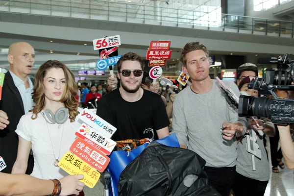 2014年6月17日 爱尔兰裔美国演员杰克 和他的模范未婚夫玛德琳 穆奎因 在香港国际机场向出口走去 — 图库照片