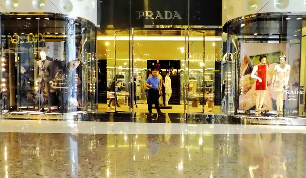 Clientes Deixam Uma Boutique Prada Shopping Center Xangai China Julho — Fotografia de Stock