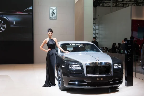 Modelo Posa Com Uma Limusine Rolls Royce Wraith Durante 13Th — Fotografia de Stock