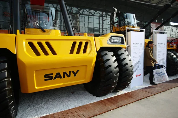 Visitante Passa Por Uma Construção Construção Máquinas Sany Durante Feira — Fotografia de Stock