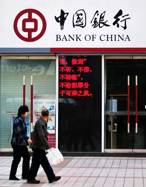 Des Piétons Passent Devant Une Succursale Banque Chine Boc Shanghai — Photo