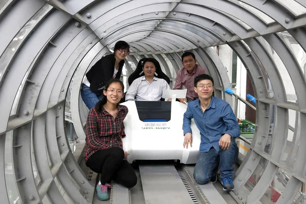 Deng Zigang Merkezi Bir Süper Maglev Araç Sürme Bir Doçent — Stok fotoğraf