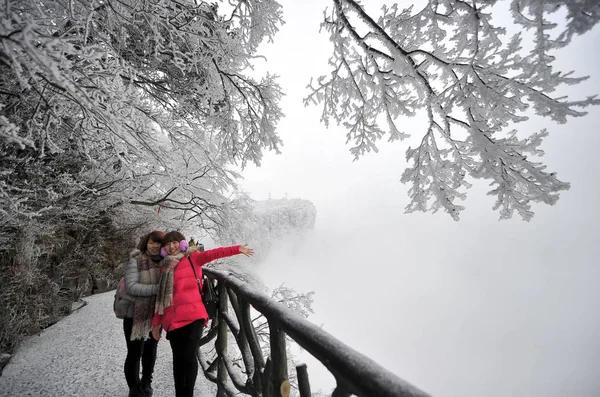 Turisté Představují Rime Mechem Obrostlých Stromů Pro Fotografie Tianmen Mountain — Stock fotografie