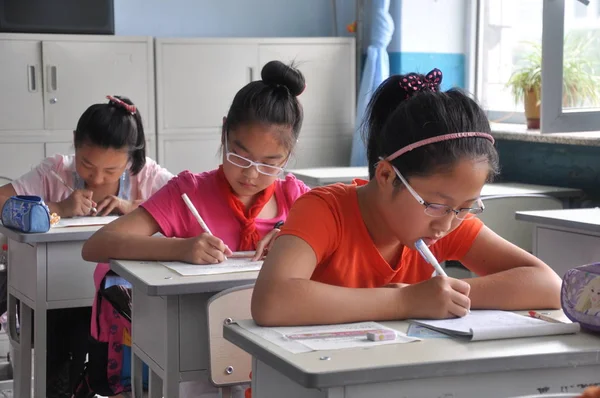 Los Estudiantes Chinos Están Tomando Examen Matemáticas Aula Una Escuela — Foto de Stock