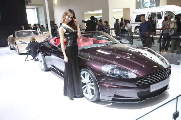 北京国際自動車展覧会 2012 日自動中国 2012 として知られている中に アストンマーティン Dbs ヴォランテと共にポーズをとるモデル — ストック写真