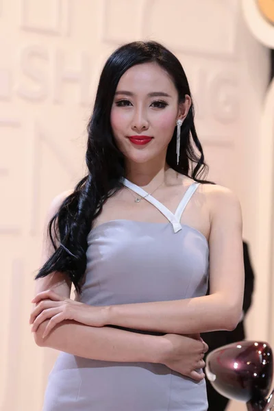 2014年4月20日在中国北京举行的第十三届北京国际汽车展览会 又称2014年中国汽车展 模特们摆姿势 — 图库照片