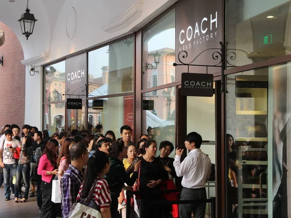 Klienci Kolejce Poza Coach Store Fabryki Tianjin China Października 2013 — Zdjęcie stockowe