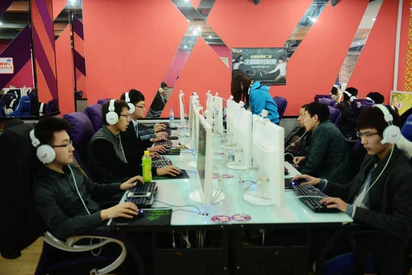 Fájl Young Netizens Játssz Online Játékok Egy Internet Kávézóban Qingdao — Stock Fotó