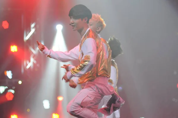 Południowo Koreański Chiński Pop Grupy Exo Wykonuje Podczas Koncertu Gwiazd — Zdjęcie stockowe