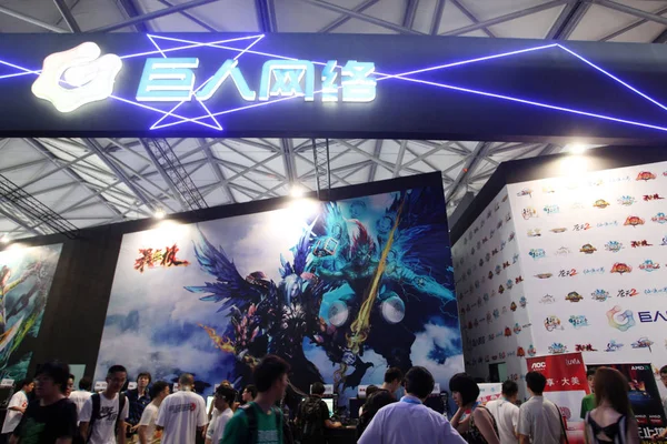Посетители Стенда Giant Interactive Group Время China Digital Entertainment Expo — стоковое фото