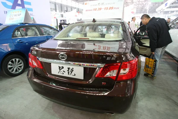 File Visitante Mira Coche Byd Durante Una Exposición Automóviles Shanghai — Foto de Stock