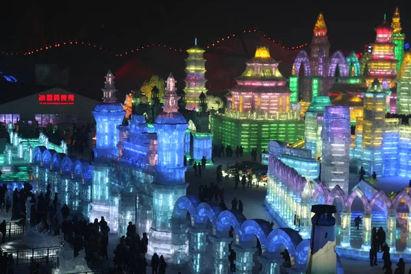 Los Visitantes Caminan Más Allá Las Esculturas Hielo 30º Festival — Foto de Stock