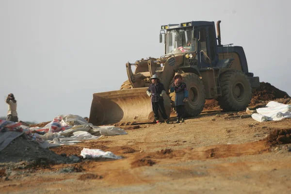 2008年3月18日 中国西南云南省莫江哈尼族自治县莫江金矿旁的推土机旁 中国工人站在推土机旁 — 图库照片