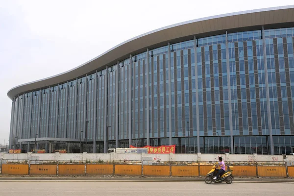 Cyclist Rides Nearly Completed National Exhibition Conference Centre Hongqiao District — Stock Photo, Image