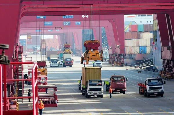 Camiones Transportan Contenedores Para Ser Enviados Extranjero Puerto Qingdao Ciudad — Foto de Stock