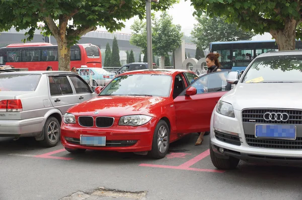 Una Conductora China Sube Coche Estacionado Espacio Estacionamiento Tamaño Grande — Foto de Stock