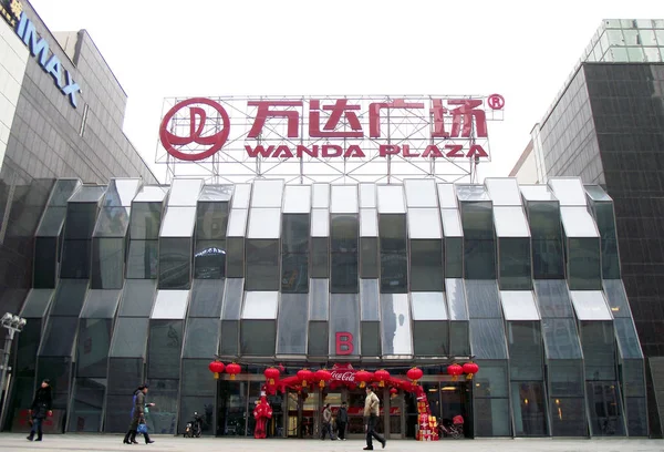 Des Piétons Passent Devant Une Place Wanda Dans Ville Nanjing — Photo