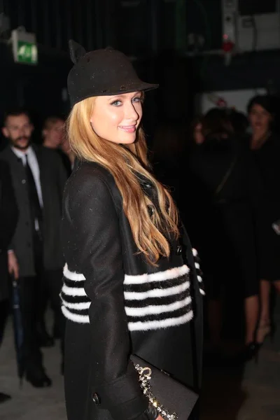 Αμερικανική Socialite Paris Hilton Θέτει Στο Dsquared2 2015 Φθινόπωρο Χειμώνας — Φωτογραφία Αρχείου