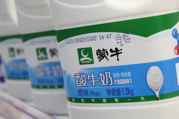 Bottles Mengniu Milk Sale Supermarket Nantong City East Chinas Jiangsu — Stock Photo, Image