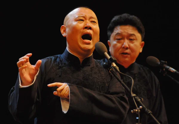 File Chinese Comedian Crosstalk Actor Guo Degang Left Performs Crosstalk — Stock Photo, Image