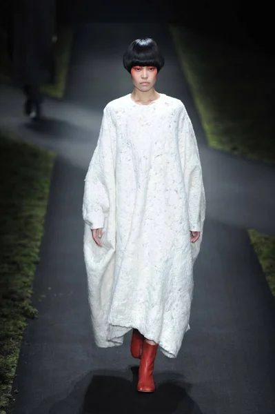 Modelo Exibe Uma Nova Criação Coleção Ban Xiao Xue Fashion — Fotografia de Stock
