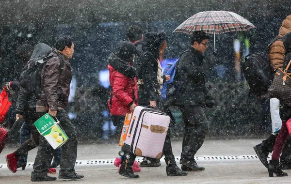 Китайские Пассажиры Возвращающиеся Работу Весеннего Фестиваля Прогулка Площади Железнодорожного Вокзала — стоковое фото