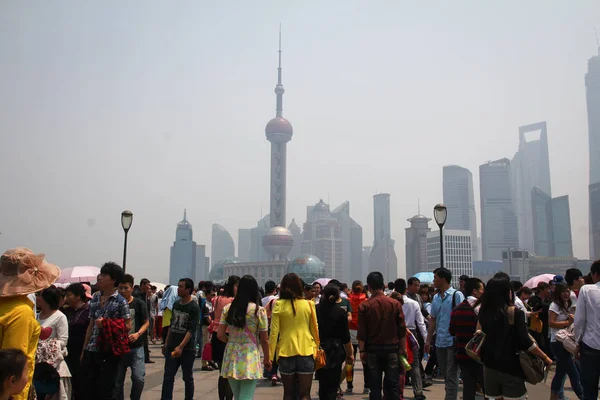 2014年5月1日 中国上海 假期期间 游客在黄浦江畔外滩的长廊上 在浦东陆家嘴金融区的摩天大楼前观光 — 图库照片