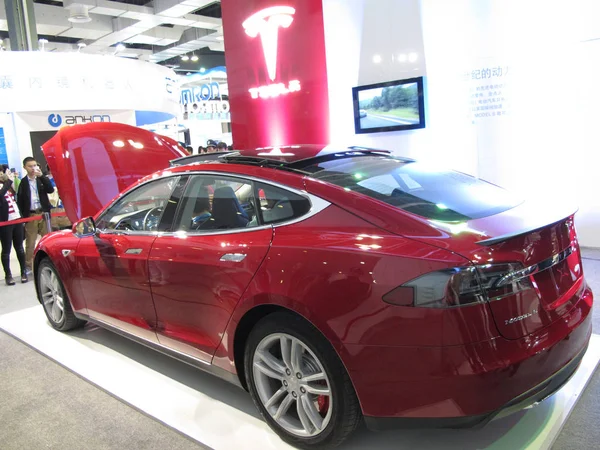 Soubor Návštěvníci Podívat Elektromobil Tesla Během Čína Šanghaj Technologie Veletrhu — Stock fotografie