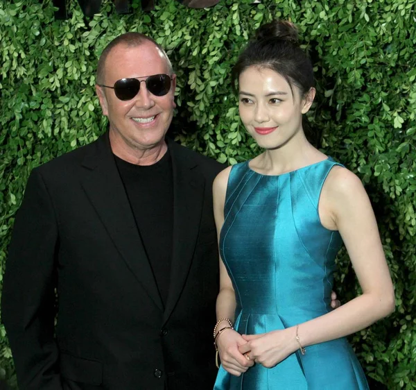 Китайская Актриса Гао Юаньюань Справа Позирует Американским Модельером Майклом Корсом — стоковое фото