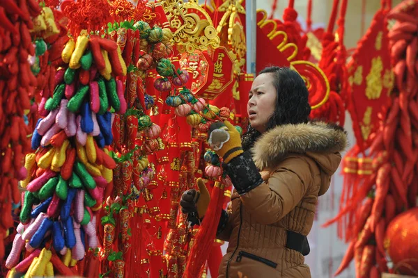 Clientes Compram Decorações Vermelhas Para Próximo Ano Novo Lunar Chinês — Fotografia de Stock