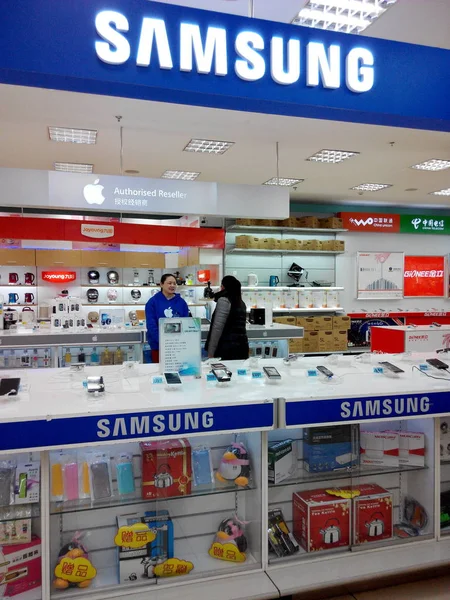 Smartphones Sale Counter Samsung Qiqihar City Northeast China Heilongjiang Province — Stock Photo, Image