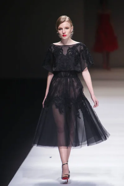Mannequin Présente Une Nouvelle Création Défilé Couture Lors Fashion Week — Photo